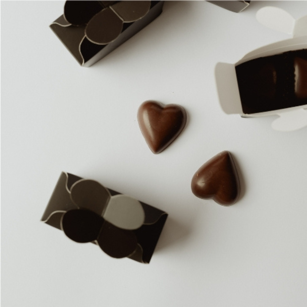 Cutie I am LOVED and FAMOUS-ciocolată cu lapte 33% cacao și cremă de fistic 15g